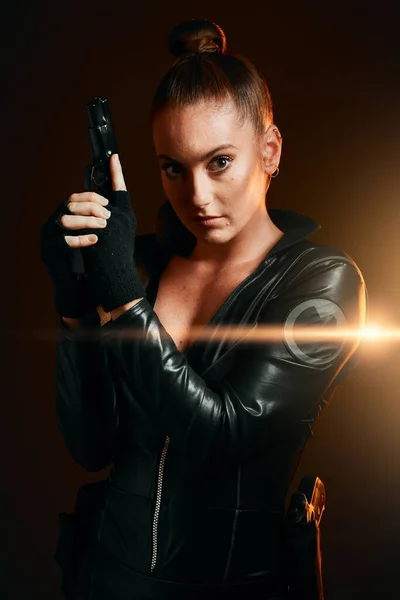 Portrait Gun Secret Agent Woman Assassin Studio Dark Background Ready — Stock Photo, Image
