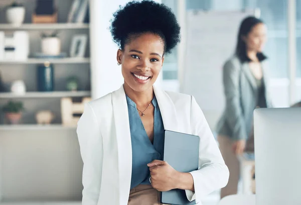 在执行一个项目的过程中 办公室里的数字平板电脑 肖像和女商人充满自信 专业的非洲女性领导者 带着手机站在工作场所 — 图库照片