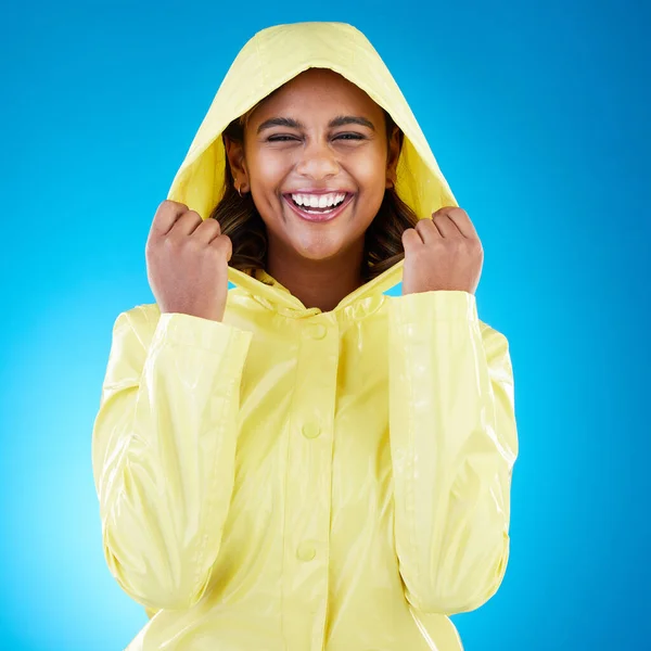 Kapak Mutlu Resimli Yağmurluk Giymiş Bir Kadın Stüdyoda Mavi Bir — Stok fotoğraf