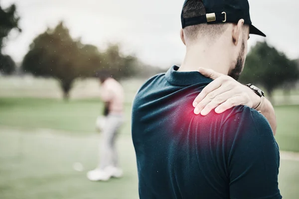 スポーツ 怪我やゴルフ コース上のゲーム中に肩の痛みを持つ男 健康と健康のマッサージと救済 ゴルフワークアウト中に体の痛みを持つサポートとゴルファーのための筋肉に手 — ストック写真