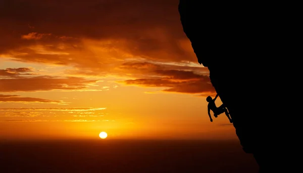 Wspinaczka Górska Sylwetka Zachody Słońca Ćwiczenia Sportowe Dla Ludzi Fitnessu — Zdjęcie stockowe