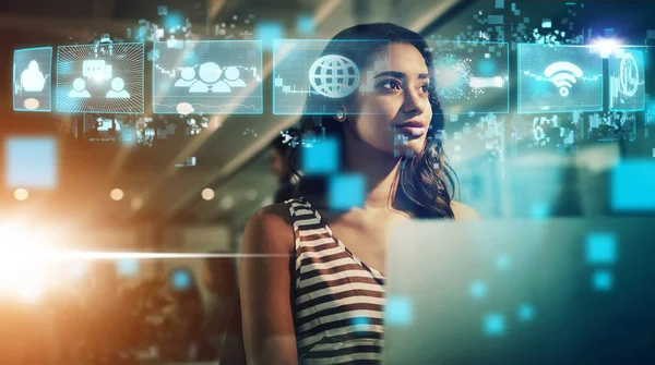 オフィスでのグローバルコミュニケーションのための仮想ホログラムアイコンの女性 デジタルネットワークとAi技術 ビッグデータ ネットワーク フィンテックメディアのビジョンを持つ若いビジネスウーマンが夜 — ストック写真