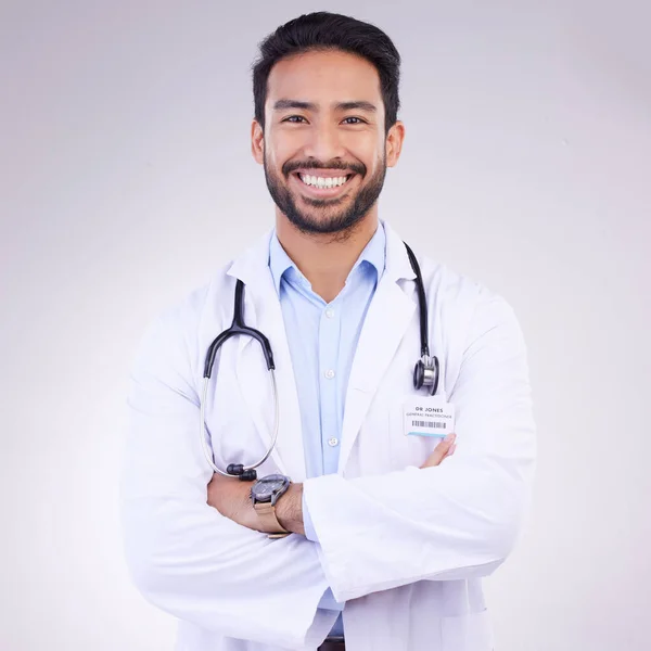 Doktorze Człowiek Rękami Skrzyżowanymi Portrecie Uśmiechu Zdrowie Lekarz Tle Studia — Zdjęcie stockowe