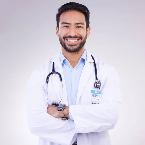 Доктор Чоловік Зброєю Схрещений Щасливий Портреті Медичний Медичний Працівник Студійному — стокове фото
