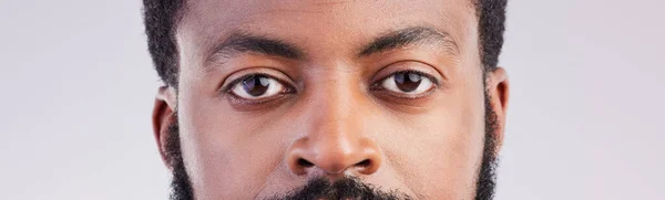 黑人男子 眼睛和人脸肖像在演播室里的视觉 焦点和严肃的表情来凝视 具有灰色背景的非洲男性 具有视力 决心和独特身份意识 — 图库照片