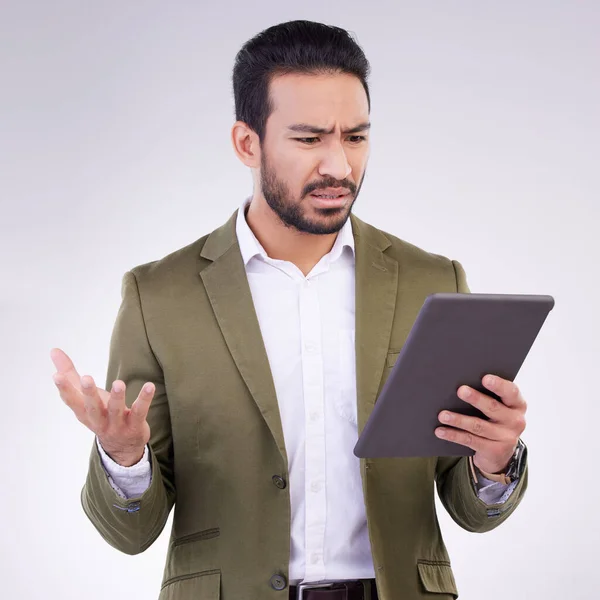 Problema Homem Confuso Asiático Com Tablet Para Comunicação Isolado Fundo — Fotografia de Stock