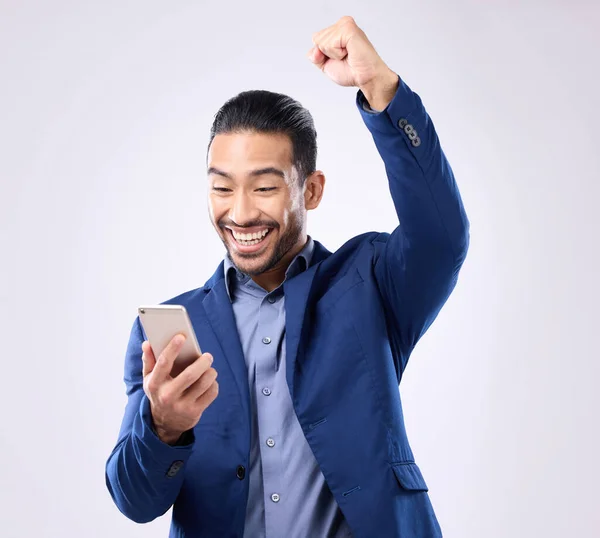 Homem Feliz Telefone Comemorar Sucesso Estúdio Para Ganhar Negócio Bônus — Fotografia de Stock