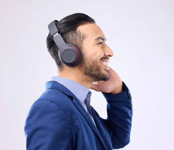 Negócios Homem Feliz Pensando Com Fones Ouvido Música Estúdio Fundo — Fotografia de Stock