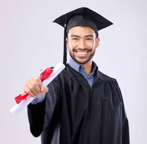 Hombre Graduado Retrato Estudio Diploma Mano Para Logro Aprendizaje Educación — Foto de Stock