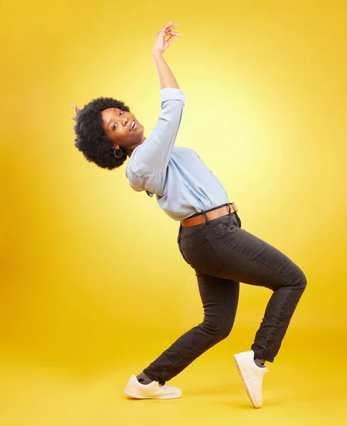 Portrait Danse Femme Noire Avec Énergie Célébration Liberté Sur Fond — Photo