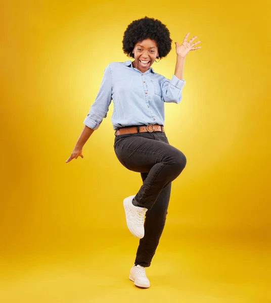 Boldog Izgatott Portré Fekete Sárga Háttérrel Energia Boldogság Mosoly Stúdióban — Stock Fotó
