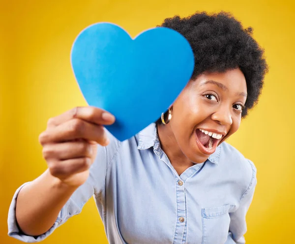 Papír Szív Izgatott Fekete Stúdióban Romantika Pozitív Érzelem Boldogság Szerelem — Stock Fotó