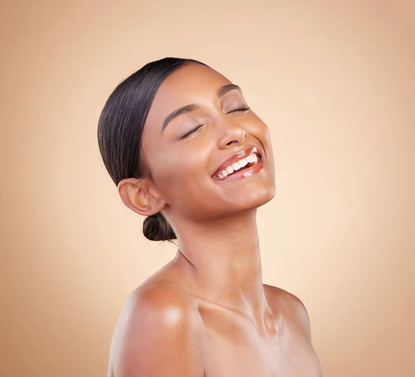 Vrouw Glimlach Gezicht Schoonheid Huidverzorging Cosmetica Make Tegen Een Studio — Stockfoto