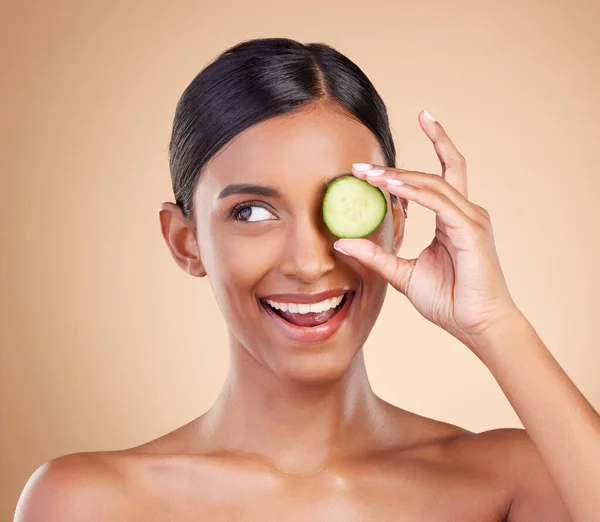 Gülümse Güzel Salatalıklı Mutlu Bir Kadın Temizlik Detoks Sağlıklı Yüz — Stok fotoğraf