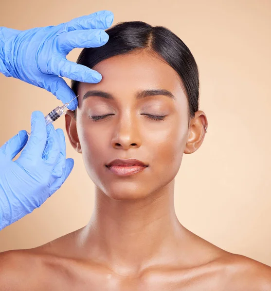 Studio Facelift Indiase Vrouw Met Injectie Voor Schoonheid Plastische Chirurgie — Stockfoto