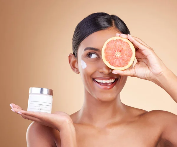 Grapefruit Skincare Atau Wanita Bahagia Dengan Produk Krim Untuk Kecantikan — Stok Foto