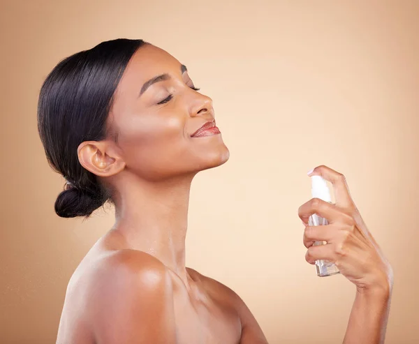Perfume Woman Luxury Fragrance Product Model Feeling Confident Parfume Smell — Stock Photo, Image