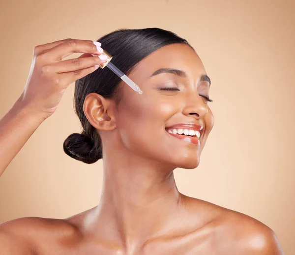 Vrolijke Vrouw Druppelaar Retinol Het Gezicht Voor Schoonheid Huidverzorging Cosmetica — Stockfoto