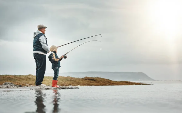 See Natur Und Großvater Angeln Mit Einem Kind Das Auf — Stockfoto