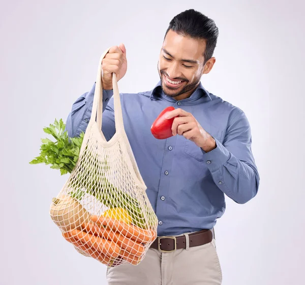 スタジオの白い背景に隔離された袋で健康的で幸せとアジアの男の食料品店 食事と栄養のためのスーパーマーケットからの食品を持つ笑顔 選択と日本人男性 — ストック写真