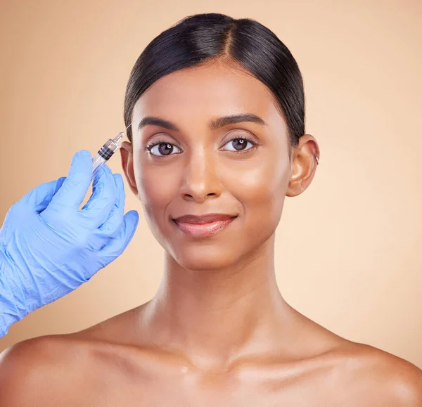Retrato Sorriso Mulher Indiana Com Injeção Para Cirurgia Plástica Beleza — Fotografia de Stock