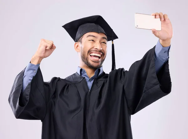Hombre Graduado Selfie Con Sonrisa Para Beca Foto Perfil Redes — Foto de Stock
