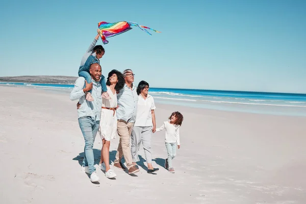 与大家庭一起在海滩上牵手放风筝度假 放暑假和玩耍 与子女和父母的亲情 亲情和祖祖辈辈团聚 赡养和祖父母 — 图库照片