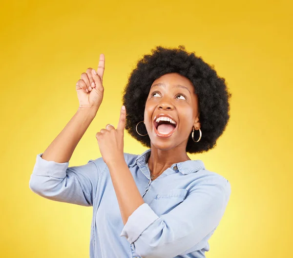 工作室促销 兴奋的黑人女性站出来在模拟空间 做广告模仿或营销宣传 商业女孩 姿态和快乐的人在黄色背景下进行产品投放交易 — 图库照片