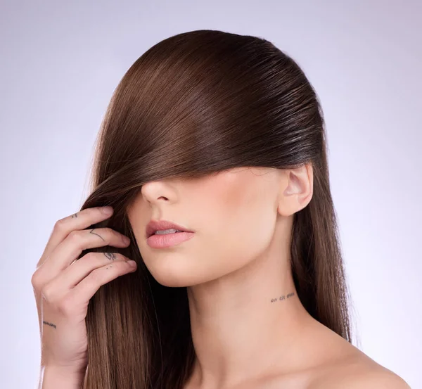 Жінка Покриває Обличчя Доглядом Волоссям Студії Фоном Гладкими Текстурами Шампуню — стокове фото