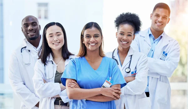 Retrato Médicos Brazos Cruzados Con Sonrisa Para Trabajo Equipo Atención — Foto de Stock