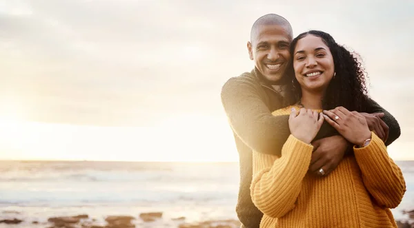 バリ島でのデート 日没のためのビーチでのカップルの抱擁 幸せと肖像画 若い男性と女性はモックアップスペースで休暇のために海でリラックスしながら笑顔 — ストック写真