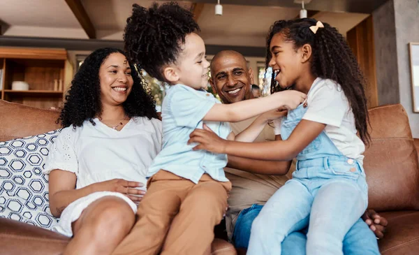 Feliz Cosquillas Relajarse Con Familia Sofá Para Unión Cariñoso Riendo — Foto de Stock