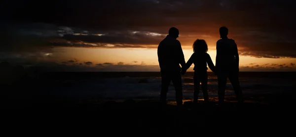 在暑假或旅行时 一个家庭在黑暗中牵着手的海滩 日落和轮廓 海滨度假时 人类在海洋中的冒险 爱和影子 — 图库照片