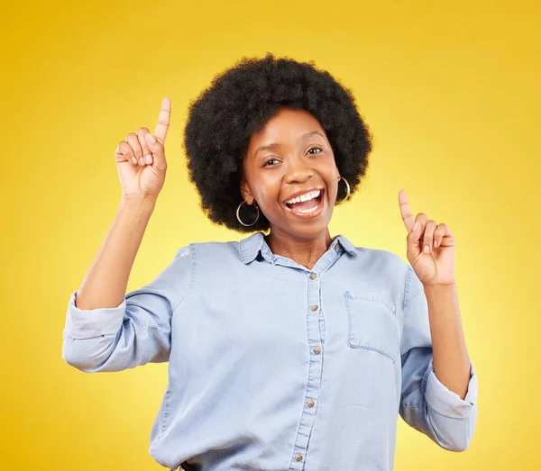 Promoção Retrato Feliz Mulher Negra Apontam Para Simular Espaço Publicidade — Fotografia de Stock