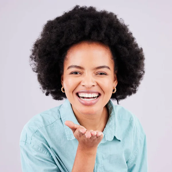 Šťastná Smějící Portrét Černošky Která Posílá Polibek Izolovaný Bílém Pozadí — Stock fotografie
