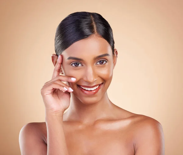 印度女人 工作室和美容美发 有化妆品 护肤治疗和化妆品的背景 模特儿 年轻的亚洲人 用美容美发 光彩夺目和美感去爱自己 — 图库照片
