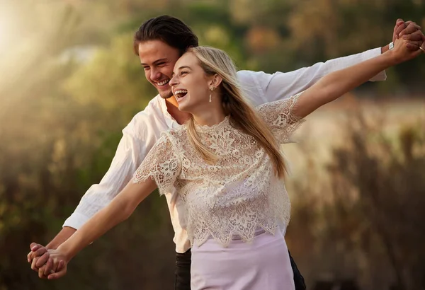 Glad Kärlek Och Par Skrattar Naturen Vid Solnedgången För Romantik — Stockfoto