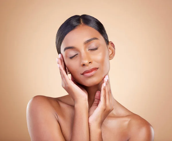 Hautpflege Selbstliebe Und Hände Auf Dem Gesicht Der Frau Studio — Stockfoto