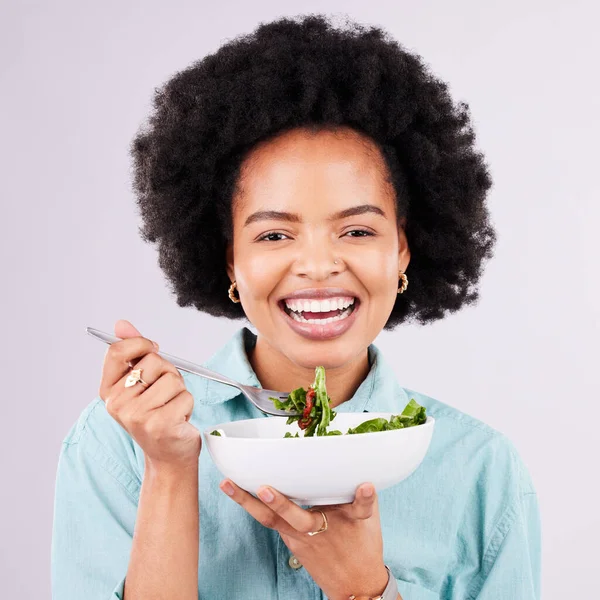 Saúde Salada Retrato Uma Mulher Negra Estúdio Comendo Legumes Para — Fotografia de Stock