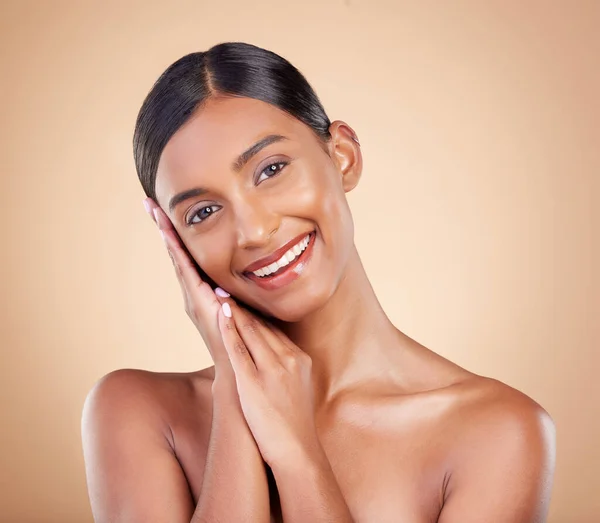 Mulher Indiana Estúdio Beleza Com Sorriso Maquiagem Cuidados Com Pele — Fotografia de Stock