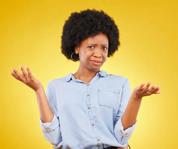 在演播室里的黑人妇女困惑 疑惑和画像 不知道黄色背景 也不做决定 不确定的是 非洲女孩的脸和手 为什么 为什么和选择嘲笑或孤立 — 图库照片