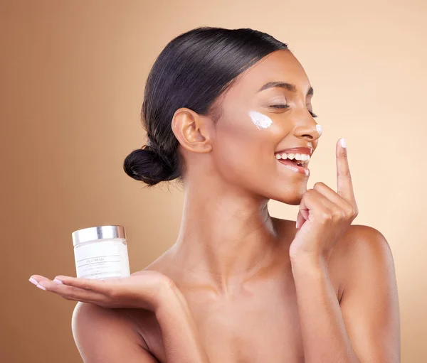 Vrouw Gezicht Glimlach Met Moisturizer Crème Voor Schoonheid Huidverzorging Cosmetica — Stockfoto
