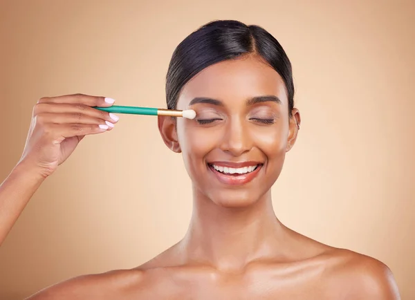 Cepillo Maquillaje Ojos Cerrados Mujer Feliz Con Belleza Productos Faciales —  Fotos de Stock