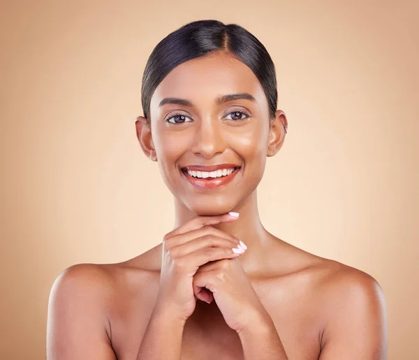 印度模特 工作室和皮肤护理化妆 美容治疗和幸福的健康化妆品背景 Gen Z女孩 年轻的亚洲人或肖像与化妆品的健康 皮肤的光泽和美学 — 图库照片