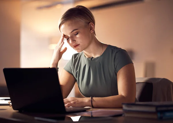 Arbeitsstress Kopfschmerzen Und Geschäftsfrau Mit Bürocomputer Der Nacht Mit Projekttermin — Stockfoto