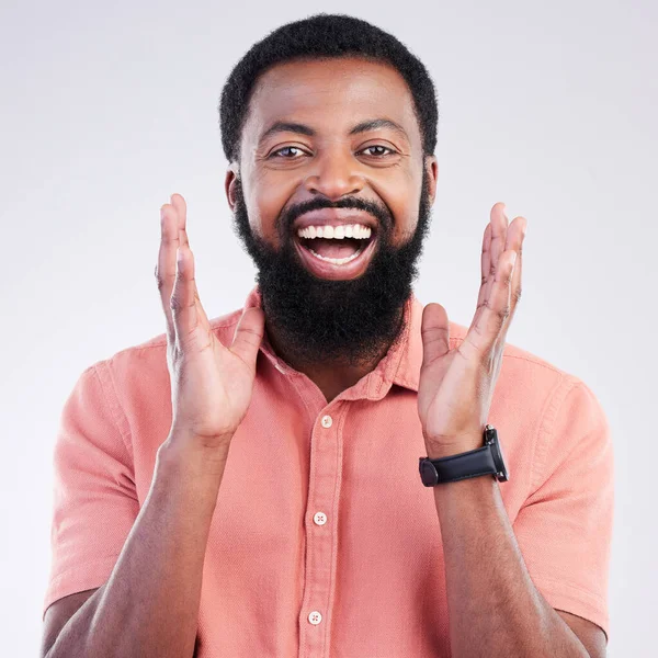 Щасливий Сюрприз Портрет Чорношкірого Чоловіка Студії Шоковані Оголошення Досягнення Посмішка — стокове фото