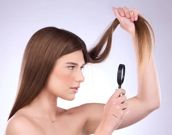 Lupa Péče Vlasy Žena Lupou Kontrolu Poškození Vlasů Izolované Studiu — Stock fotografie