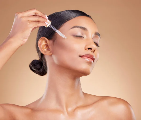 Vrouw Druppelaar Retinol Het Gezicht Voor Huidverzorging Schoonheid Cosmetica Tegen — Stockfoto