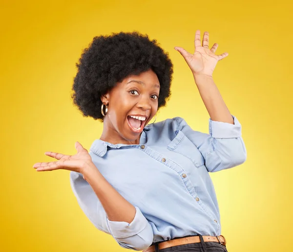 Sorpresa Manos Excitadas Retrato Mujer Negra Sobre Fondo Amarillo Con —  Fotos de Stock