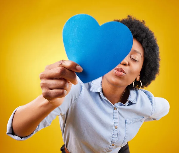 Papír Szív Csók Fekete Nővel Stúdióban Romantika Pozitív Érzelem Boldogság — Stock Fotó